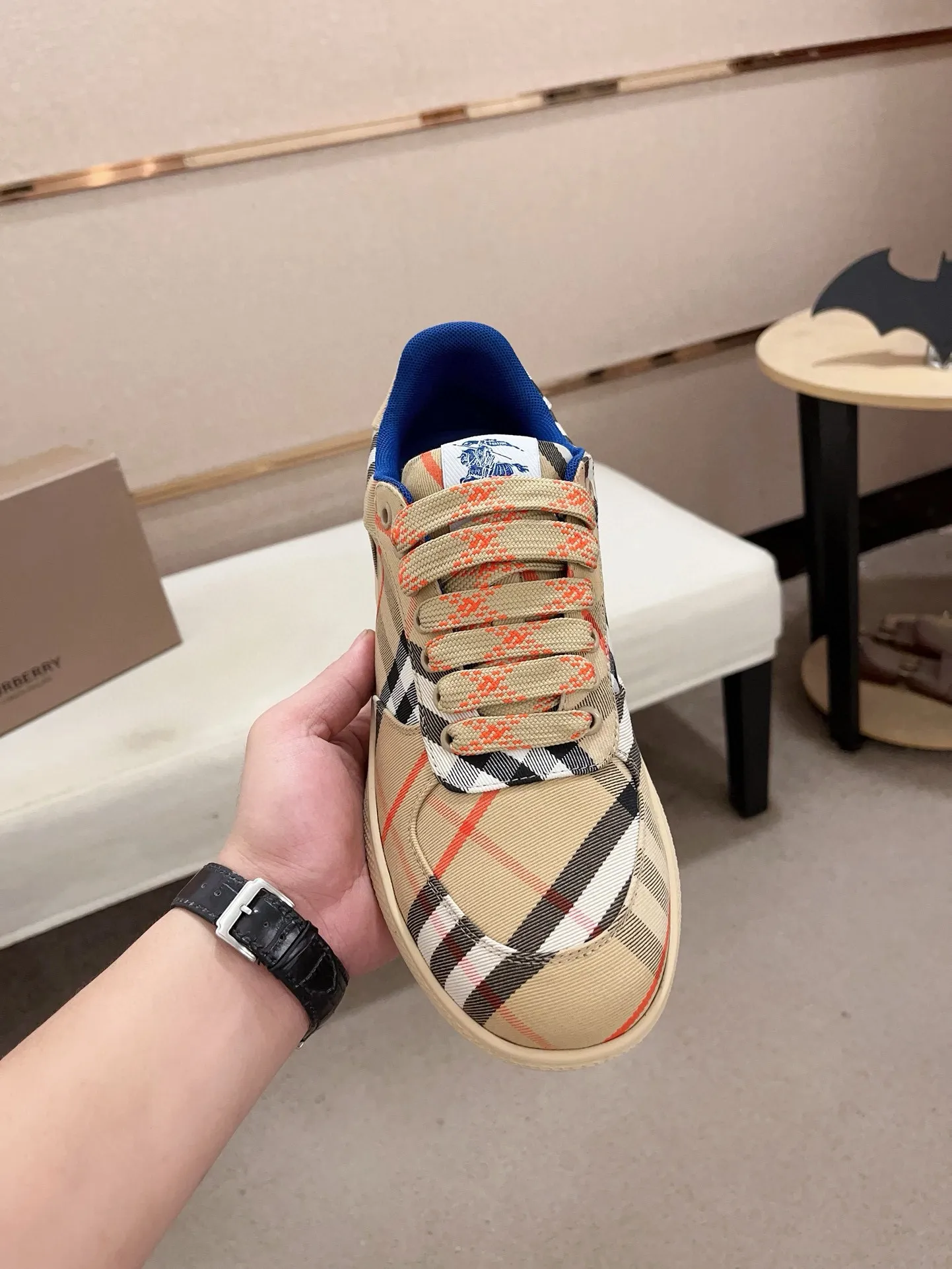 Men's shoes 💰: 560💰🇮🇹🇮🇹The counters are synchronized with Burberry's top purchasing agents🔍🔍Synchronized sales. Positive code number: 38-44. Italian imported cowhide, fully imported sheepskin lining, sole: original sole provided by the original factory, exclusive movable molded sole, super comfortable, original factory follow-up order, 🔍🔍high quality, you can enter and leave the counter at will, welcome to compare (45 yuan for customization, no return or exchange)